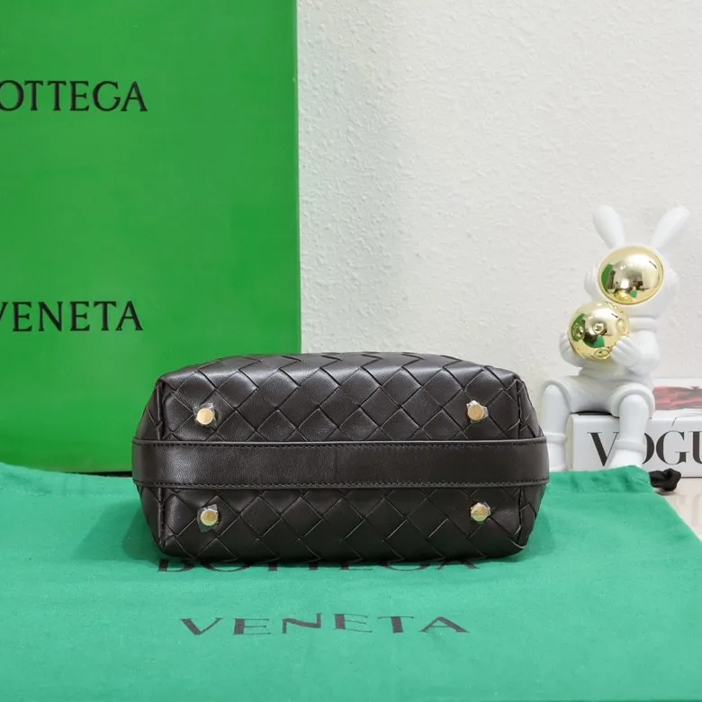 Batch 1360 #BvWallace Shoulder Lunch Bag 🔥 A lunch box bag that you can just grab and go. It is made of classic intrecciato weaving technology and reflects the craftsmanship of Bottega. The entire bag is made of top-grade happa lambskin. It is very soft and lightweight. The small bag shape is cute and exquisite. The interior capacity is also very large and can be carried under the arm. It is quite practical! The bottom of the bag is made of gold metal to prevent wear and tear. The details are really good! Choose this elegant commuting bag for Zaoba people~ Size: 22x13x9.5, model number; 7748#
